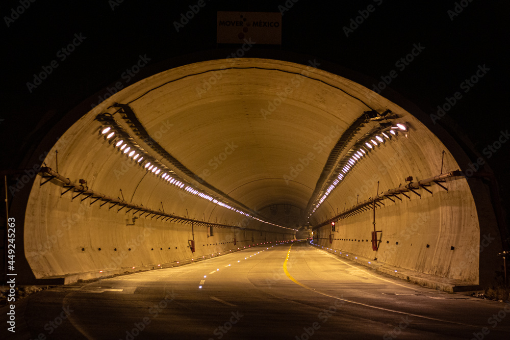 Fototapeta Túnel largo solitario de noche