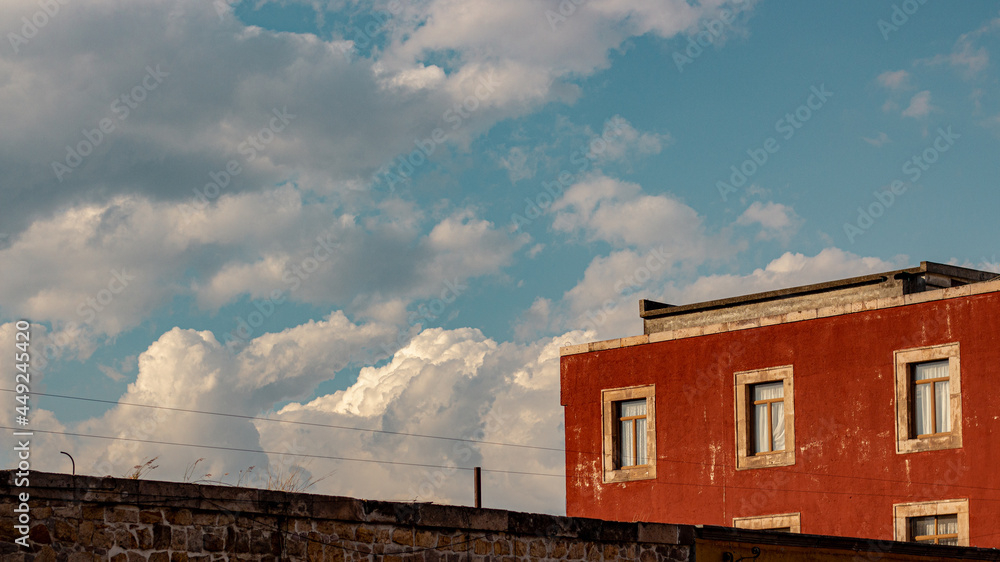 Edificio antiguo en el centro de ciudad