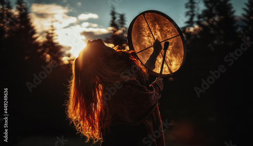 Foto beautiful shamanic girl playing on shaman frame drum in the nature