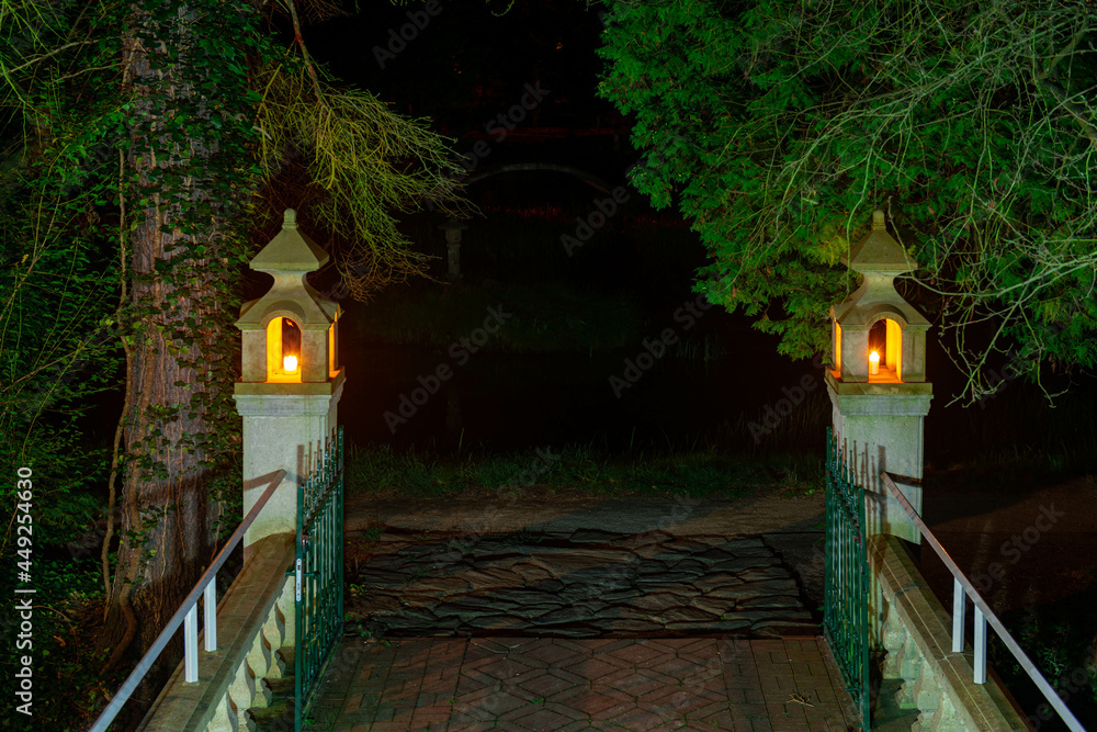 Japońskie lampiony w parku w mieście Iłowa, rozświetlone światłem umieszczonych w nich świec. - obrazy, fototapety, plakaty 