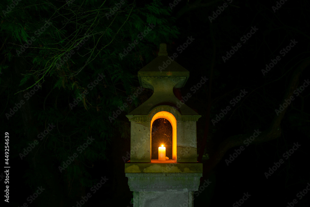 Japońskie lampiony w parku w mieście Iłowa, rozświetlone światłem umieszczonych w nich świec. - obrazy, fototapety, plakaty 