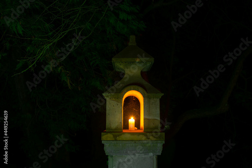Japońskie lampiony w parku w mieście Iłowa, rozświetlone światłem umieszczonych w nich świec.
