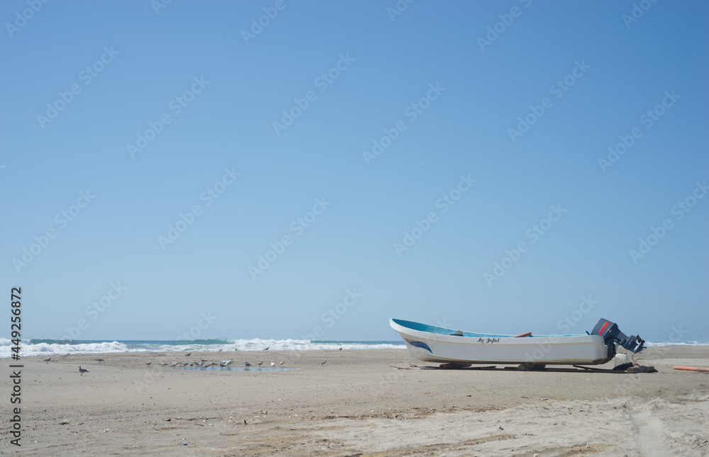 bote varado en la playa cerca del mar 