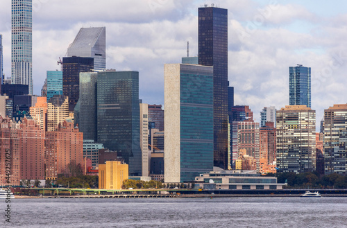A picture of the United Nations building in New York City, USA. In the picture one can see the East River and Manhattan skyline
