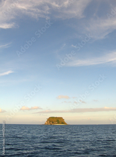Tableau sur toile Vertical shot of a small island in the sea with a beautiful sky view