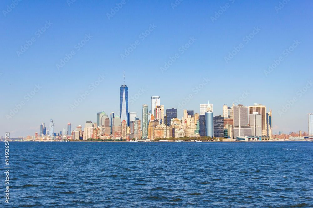 Fototapeta premium A picture of Manhattan skyline with Battery Park and Maritime terminals, bridges and Brooklyn, NY, USA