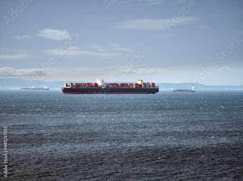 Navi mercantili containers alla fonda inporto in attesa discaricare merci di import export per logistica photo