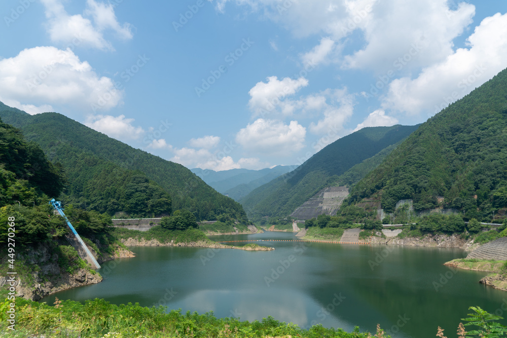 東京都西多摩郡奥多摩町、埼玉県飯能市にある棒ノ折山で登山する風景 Scenery of climbing at Mount Bouno-oreyama in Okutama Town, Nishitama County, Tokyo and Hanno City, Saitama Prefecture.