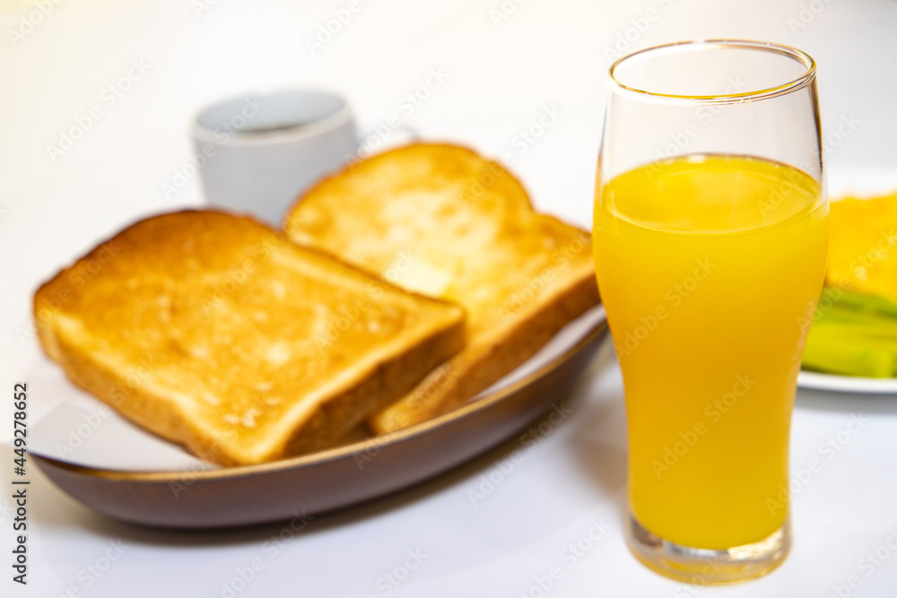 朝食のオレンジジュース