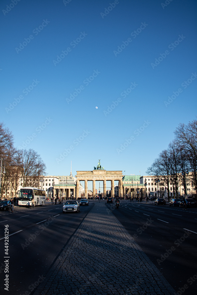 Obraz premium Moon in Berlin's Skyline