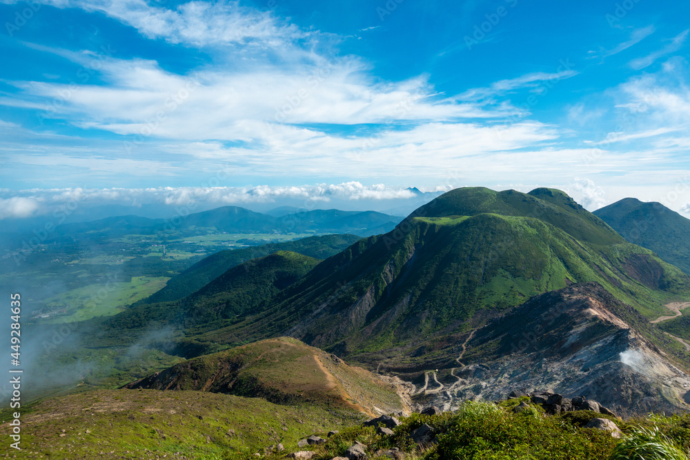 大分県玖珠郡九重町、竹田市久住町のくじゅう連山を登山している風景 A scene of climbing the Kujyu mountain range in Kusu-gun, Kokonoe-machi and Takeda-shi, Oita Prefecture. 