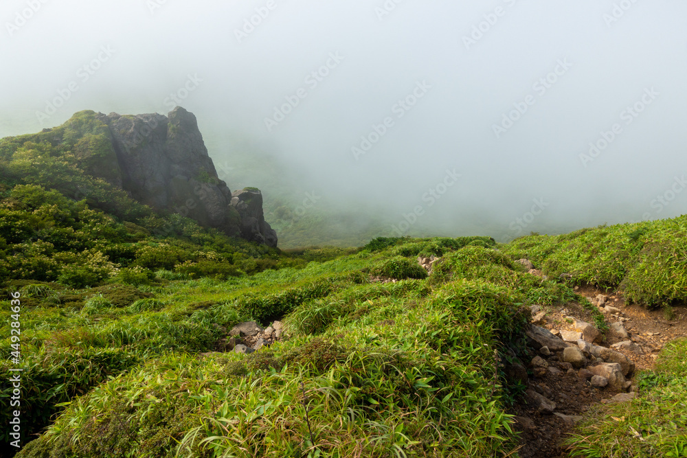Fototapeta premium 大分県玖珠郡九重町、竹田市久住町のくじゅう連山を登山している風景 A scene of climbing the Kujyu mountain range in Kusu-gun, Kokonoe-machi and Takeda-shi, Oita Prefecture. 
