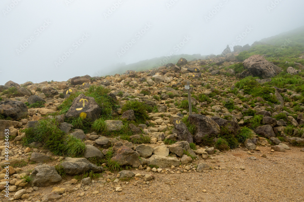 Obraz premium 大分県玖珠郡九重町、竹田市久住町のくじゅう連山を登山している風景 A scene of climbing the Kujyu mountain range in Kusu-gun, Kokonoe-machi and Takeda-shi, Oita Prefecture. 