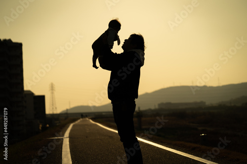 親子の夕日シルエット