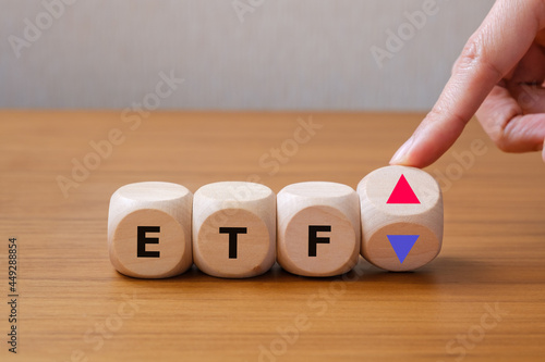 ETF　投資信託　利益と損失　選択　サイコロの目を変える手 photo