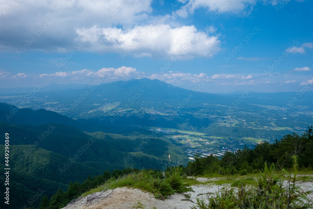 山梨県北杜市の日向山を登山している風景 A view of climbing Mount Hyuga in Hokuto City, Yamanashi Prefecture.