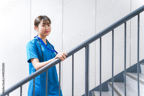 階段を使う若い看護師