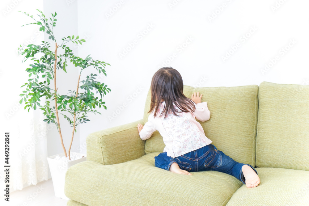部屋で一人で遊ぶ子供 部屋で一人で遊ぶ子供