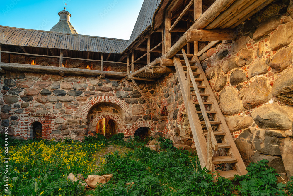 Obraz premium View of the galleries of the Kvasovarenaya Tower and the Kvasovarenie Gate in the wall of the Spaso-Preobrazhensky Solovetsky Monastery, Solovetsky Island, Arkhangelsk Region, Russia