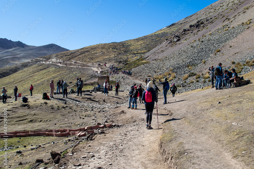 Obraz premium Rainbow Mountain - Peru - Montanha colorida - Junho 2019 - trilha a caminho da montanha