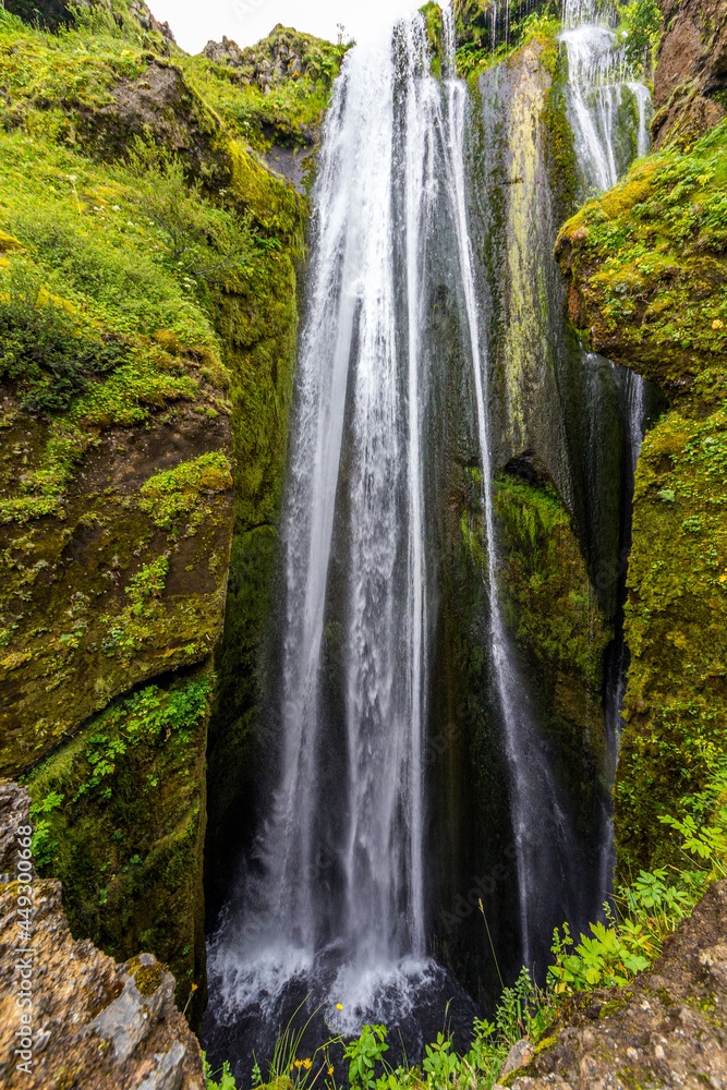 Obraz premium Small cave waterfall near Skogafoss in Iceland