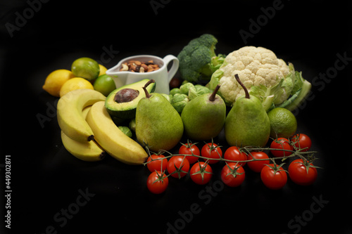 Owoce i warzywa, zielone i żółte z czerwonym pomidorem