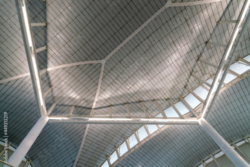 Roof structure of airport terminal building
