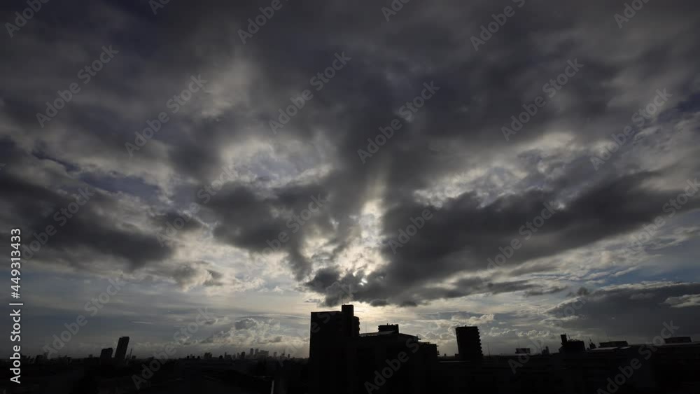 タイムラプスで撮影した夕方の名古屋の住宅地と空の雲の風景 タイムラプスで撮影した夕方の名古屋の住宅地と空の雲の風景