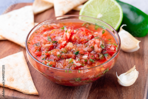Foto Tex-Mex cuisine salsa Asada sauce with roasted vegetables, served with tortilla