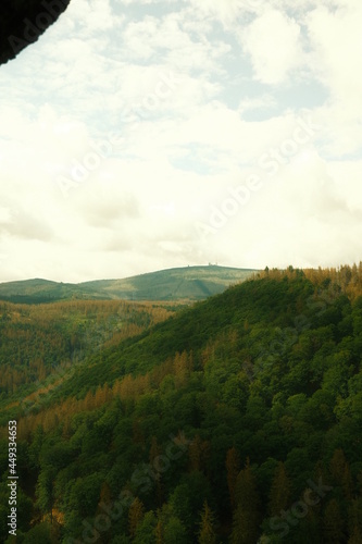 Aussicht von einer Klippe zum Hausberg Brocken im Harz