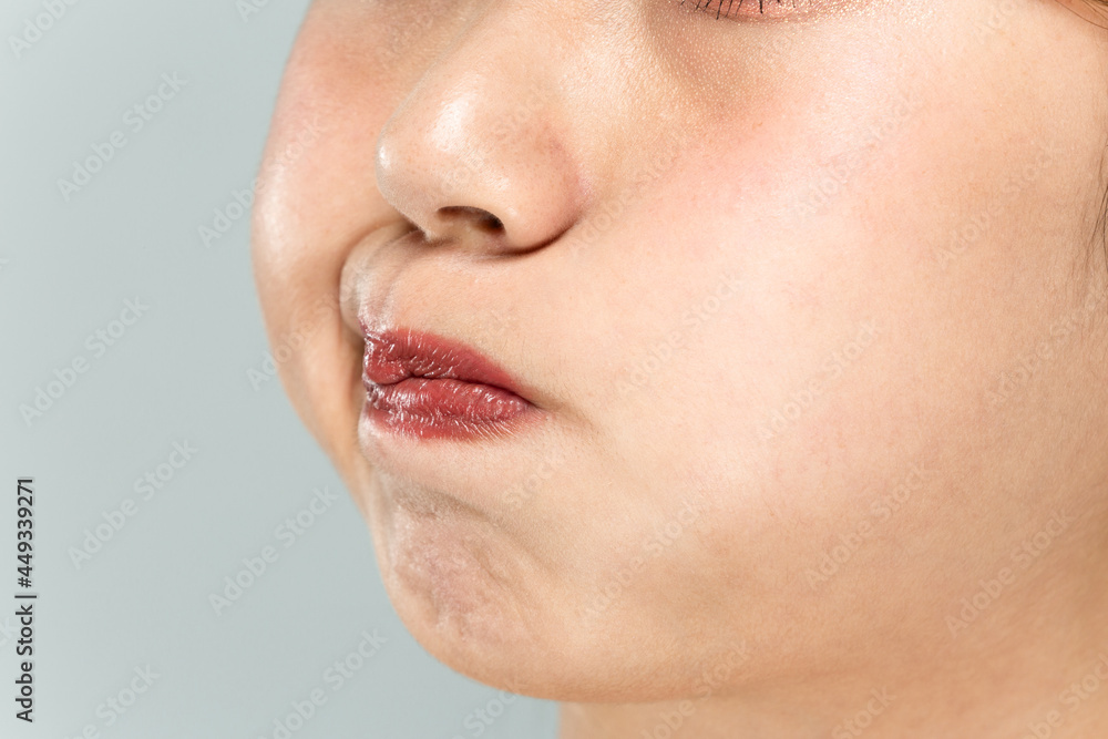 Obraz premium 頬を膨らます女性