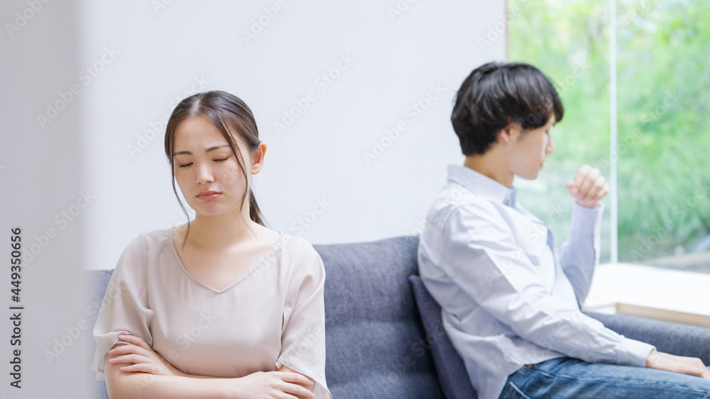 家で喧嘩をする若い夫婦・カップル 家で喧嘩をする若い夫婦・カップル