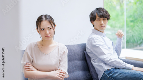 Foto 家で喧嘩をする若い夫婦・カップル