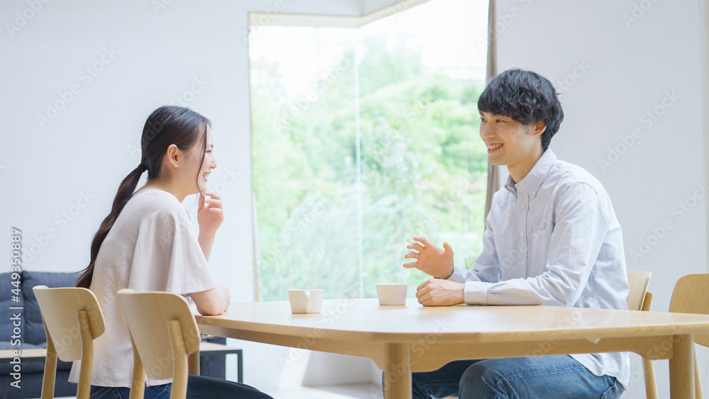 家で話をする若い夫婦・カップル