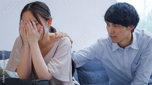 Foto 家で喧嘩をする若い夫婦・カップル