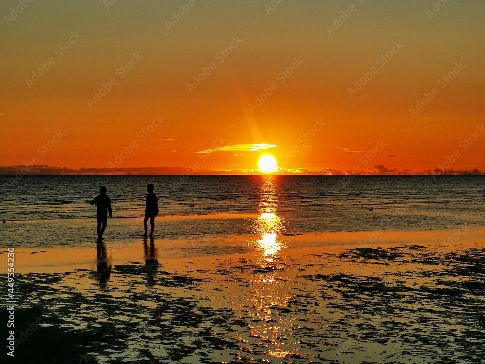Fototapeta premium kids play sunset on the beach