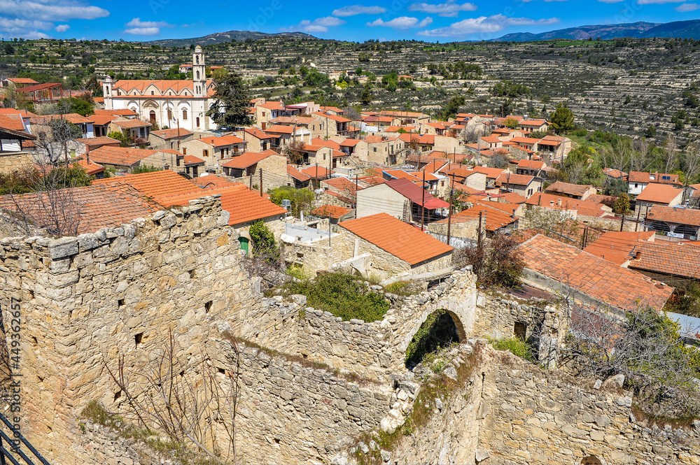 The mountain village of Lofu, known since the 14th century, by its name (lofos - hill) describes the features of the local landscape. Stone-paved streets climb on gentle slopes       
