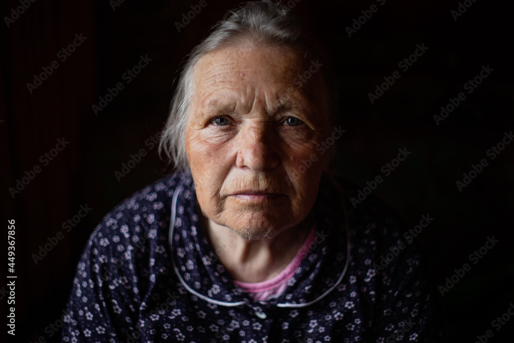 Obraz premium Close-up portrait of a grandmother, elderly woman, a pensioner