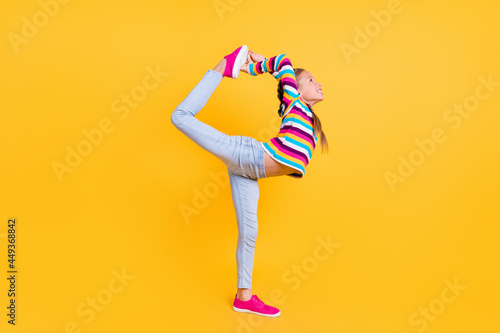 Foto Profile photo of athletic girl stretch empty space wear striped shirt jeans snea