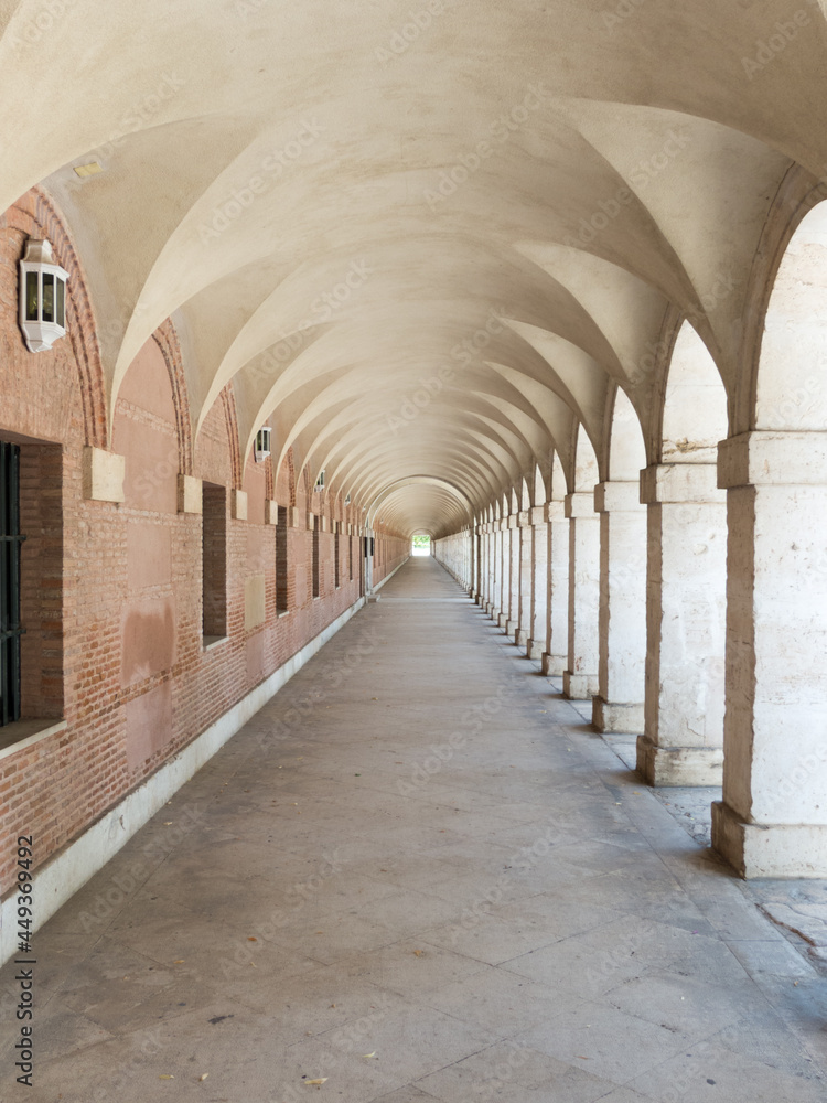 Corridor composed of arches and vaults.