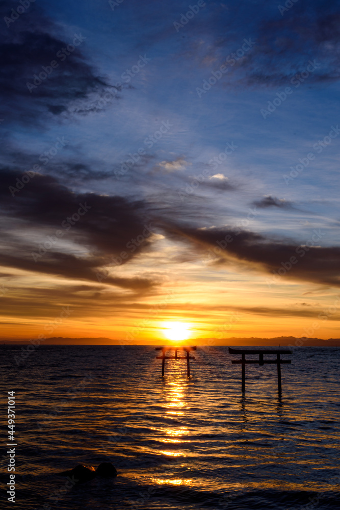 Obraz premium 佐賀県太良町の海中鳥居の朝焼け