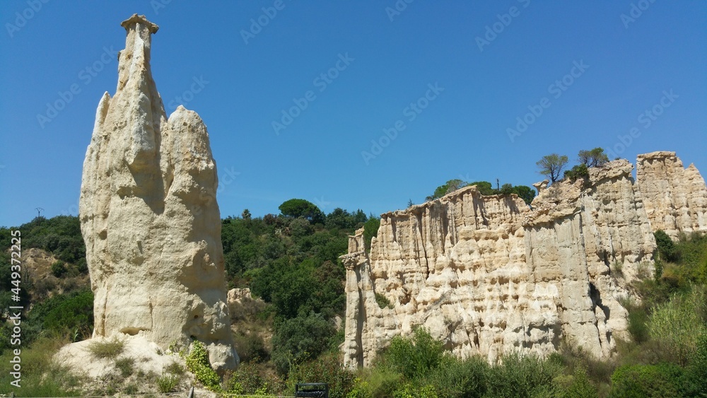 Orgues d'Ille-sur-Têt près de Perpignan ( France ) Une merveille de la nature ! Vue de près et de loin et de très loin, c'est toujours autant éblouissant à voir.