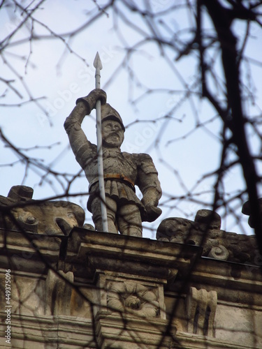 Betonowa statua średniowiecznego żołnierza na dachu budynku we Lwowie, Ukraina