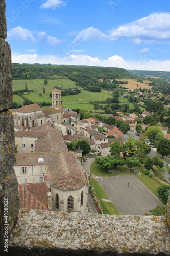 Cité médiévale du sud de la France, vue de haut, village de Montcuq photo