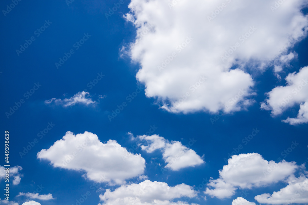 Obraz premium 夏の綺麗な青空と白い雲の風景