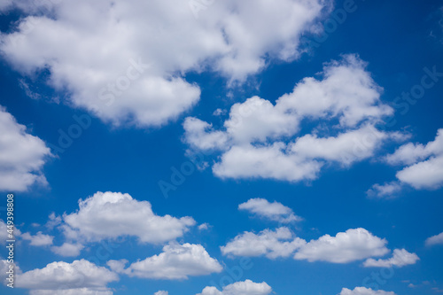 Fototapeta Naklejka Na Ścianę i Meble -  夏の綺麗な青空と白い雲の風景