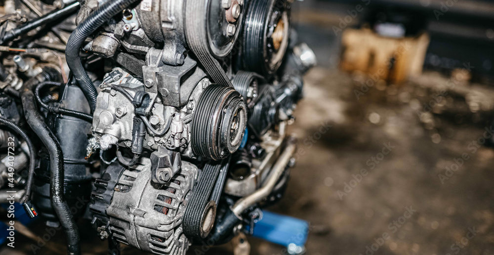 engine removed from the car, engine repair, replacement of drive belts, rollers, chains. engine removed from the car, engine repair, replacement of drive belts, rollers, chains.