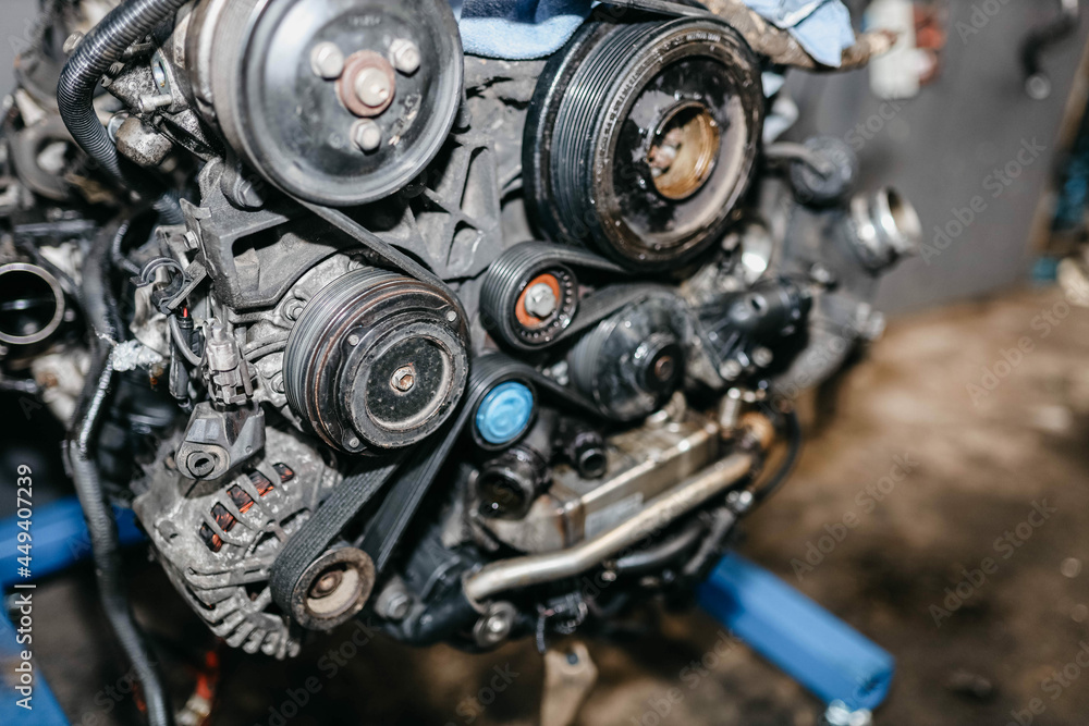 engine removed from the car, engine repair, replacement of drive belts, rollers, chains. engine removed from the car, engine repair, replacement of drive belts, rollers, chains.