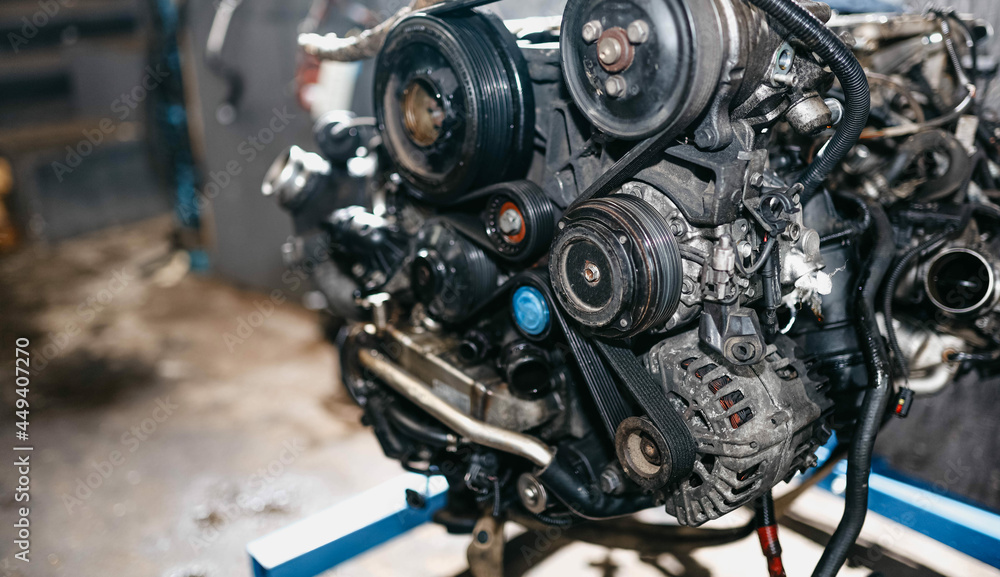 engine removed from the car, engine repair, replacement of drive belts, rollers, chains. engine removed from the car, engine repair, replacement of drive belts, rollers, chains.