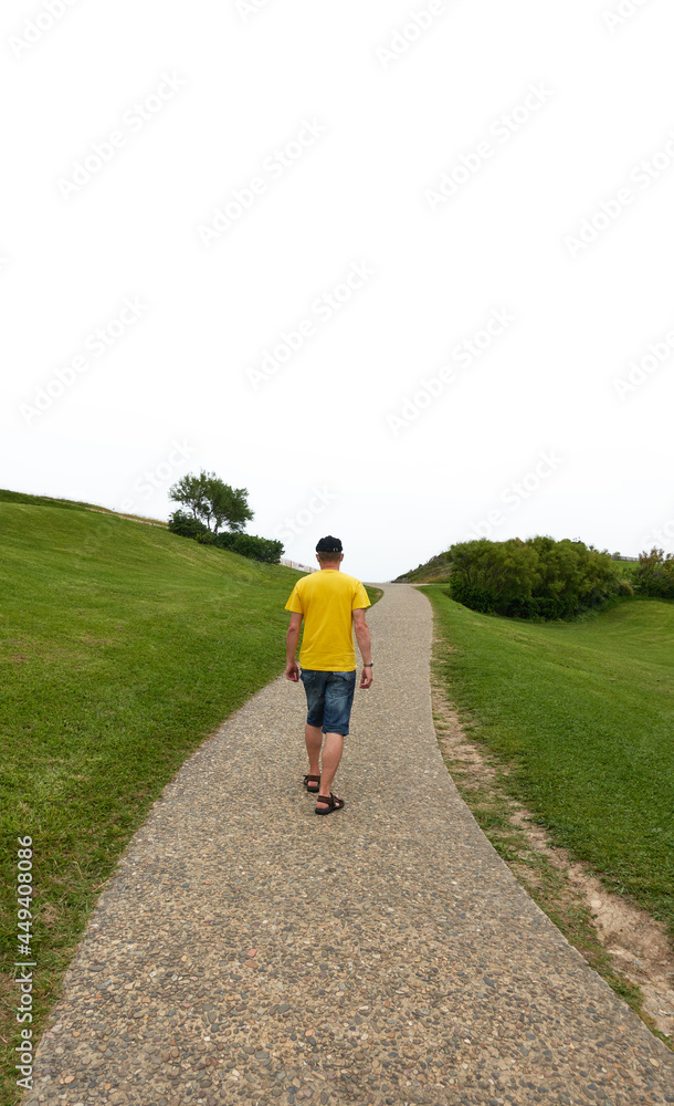Obraz premium man back walking on the path with white copy space